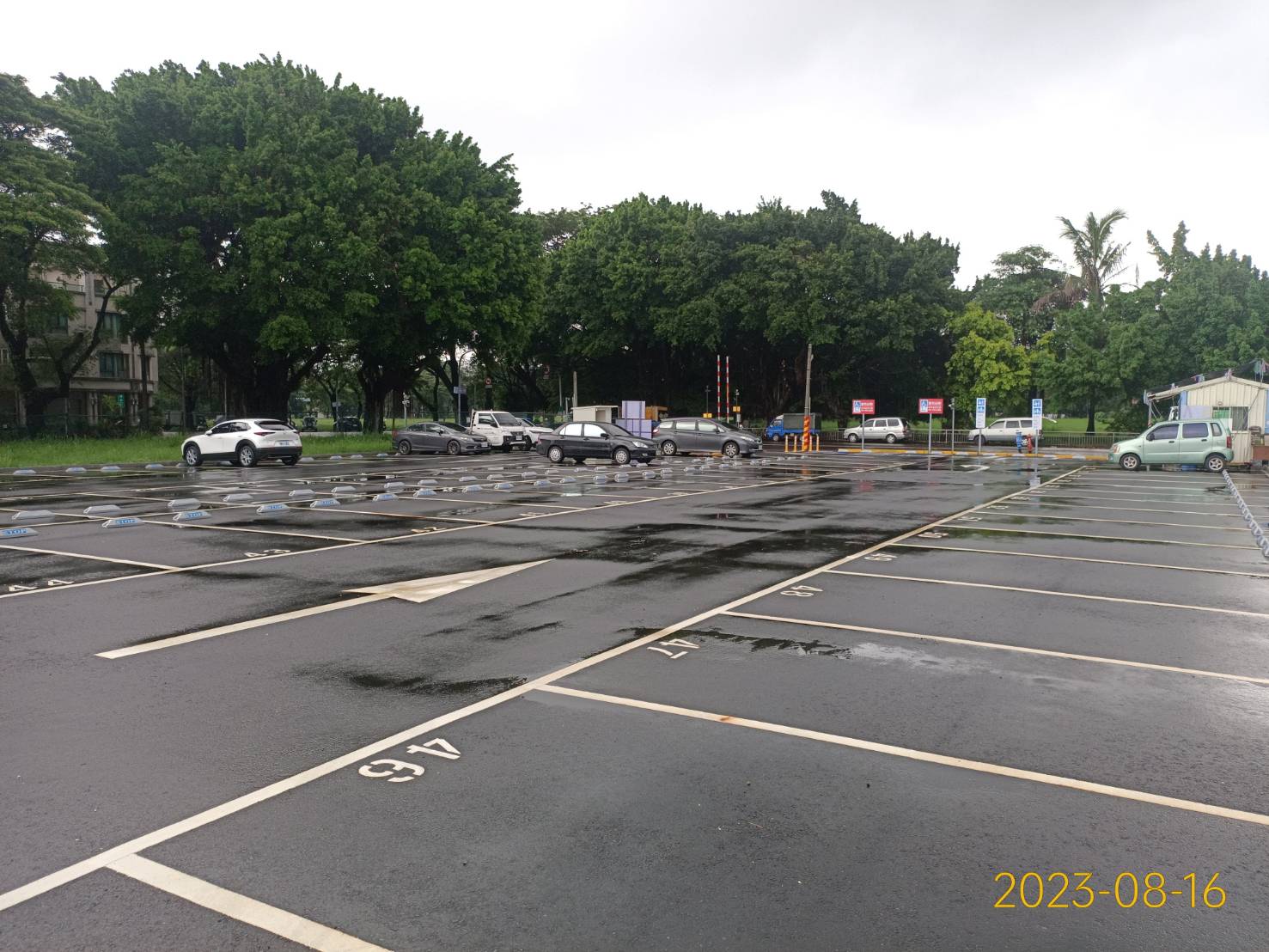 宸淵實踐停車場