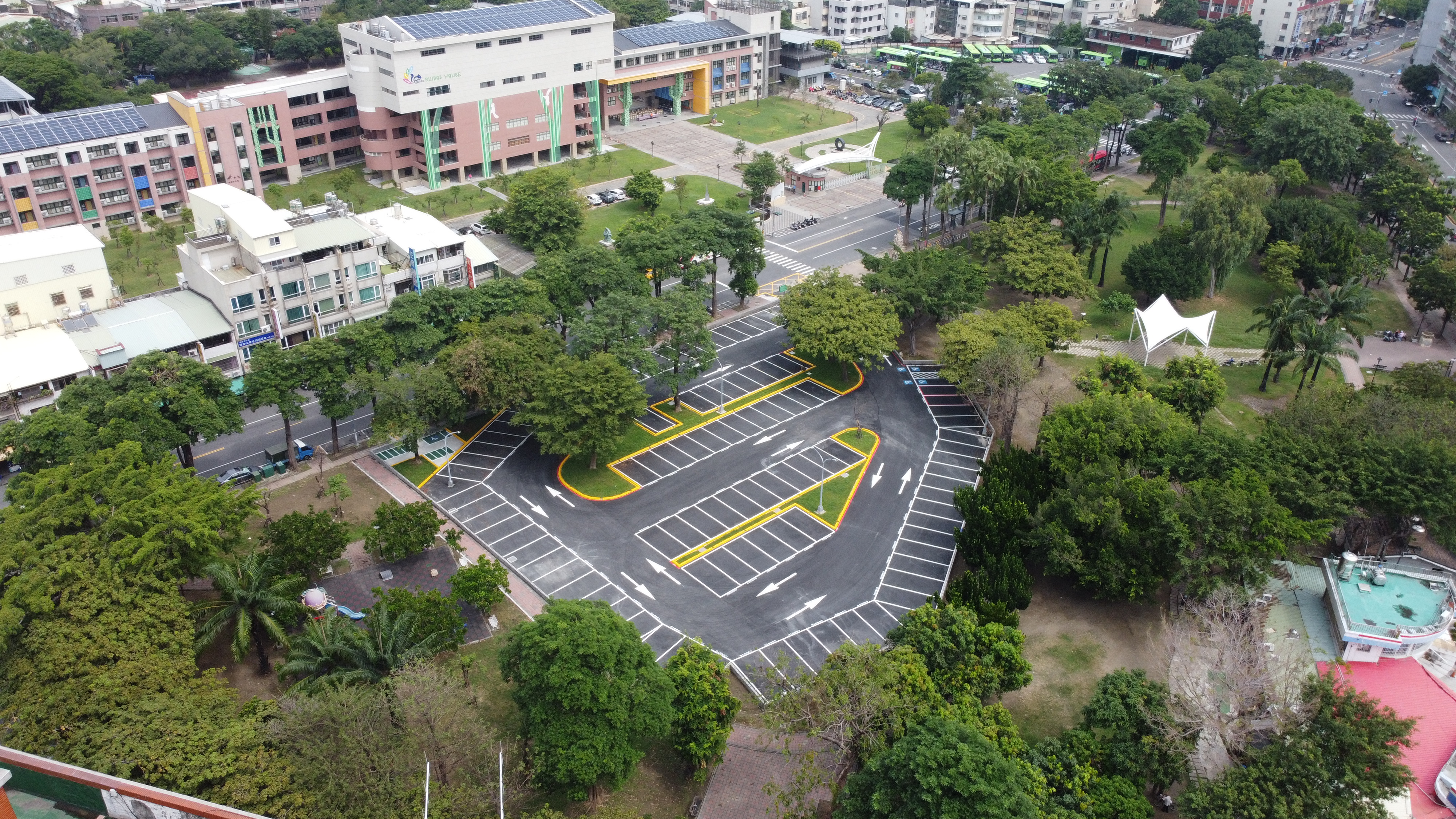 崗山仔公園平面停車場