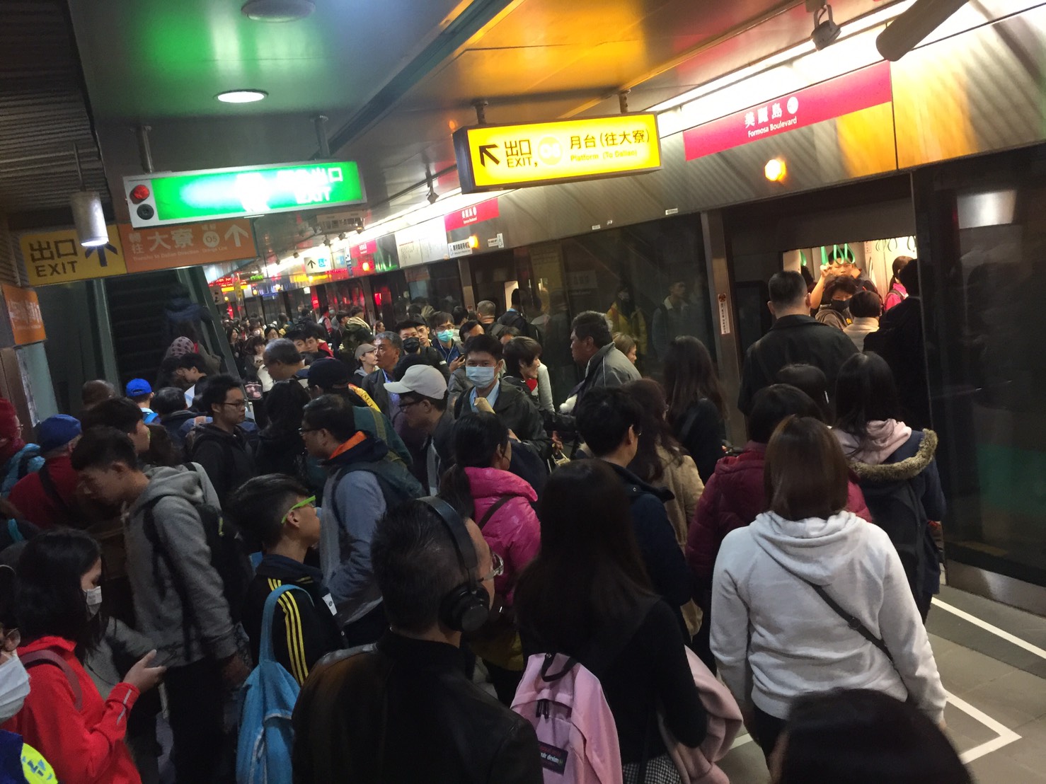 捷運站人潮