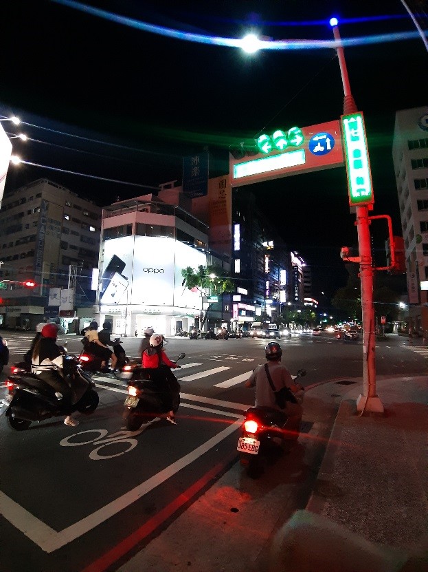 早開遲閉路口以箭頭燈指示轉向
