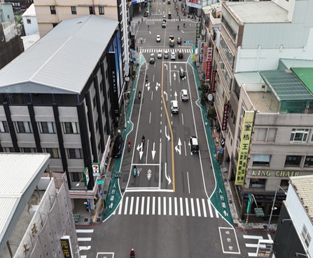 青年路標線改造後俯拍圖